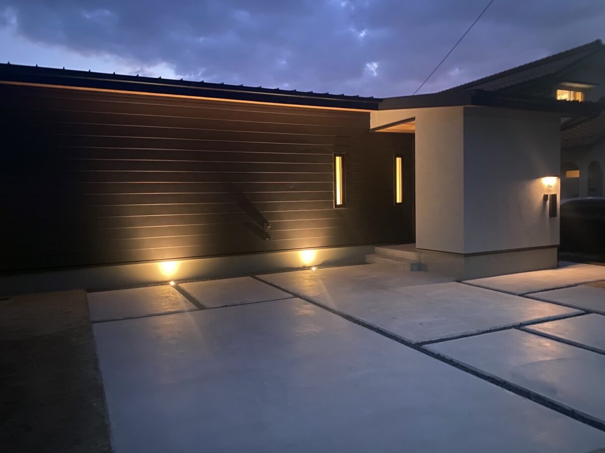 中庭のある夜に映えるコの字型の平屋